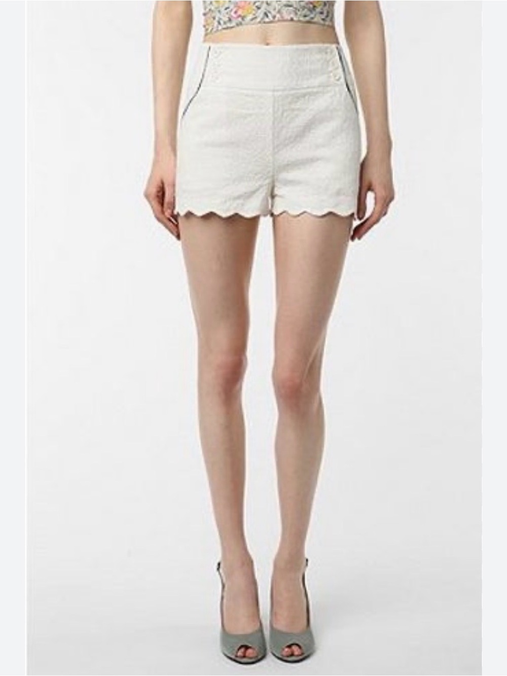 Alice Collection Linen Shorts Size 4 Scalloped Edges
vacation, Beachy, spring